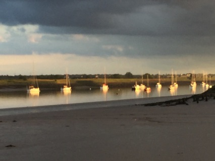 Boats and hazy sunshine 
at North Fambridge
北范穚 朦朧日光下的帆船
Photo: Ho Wai-On 何蕙安攝
by Ho Wai-On